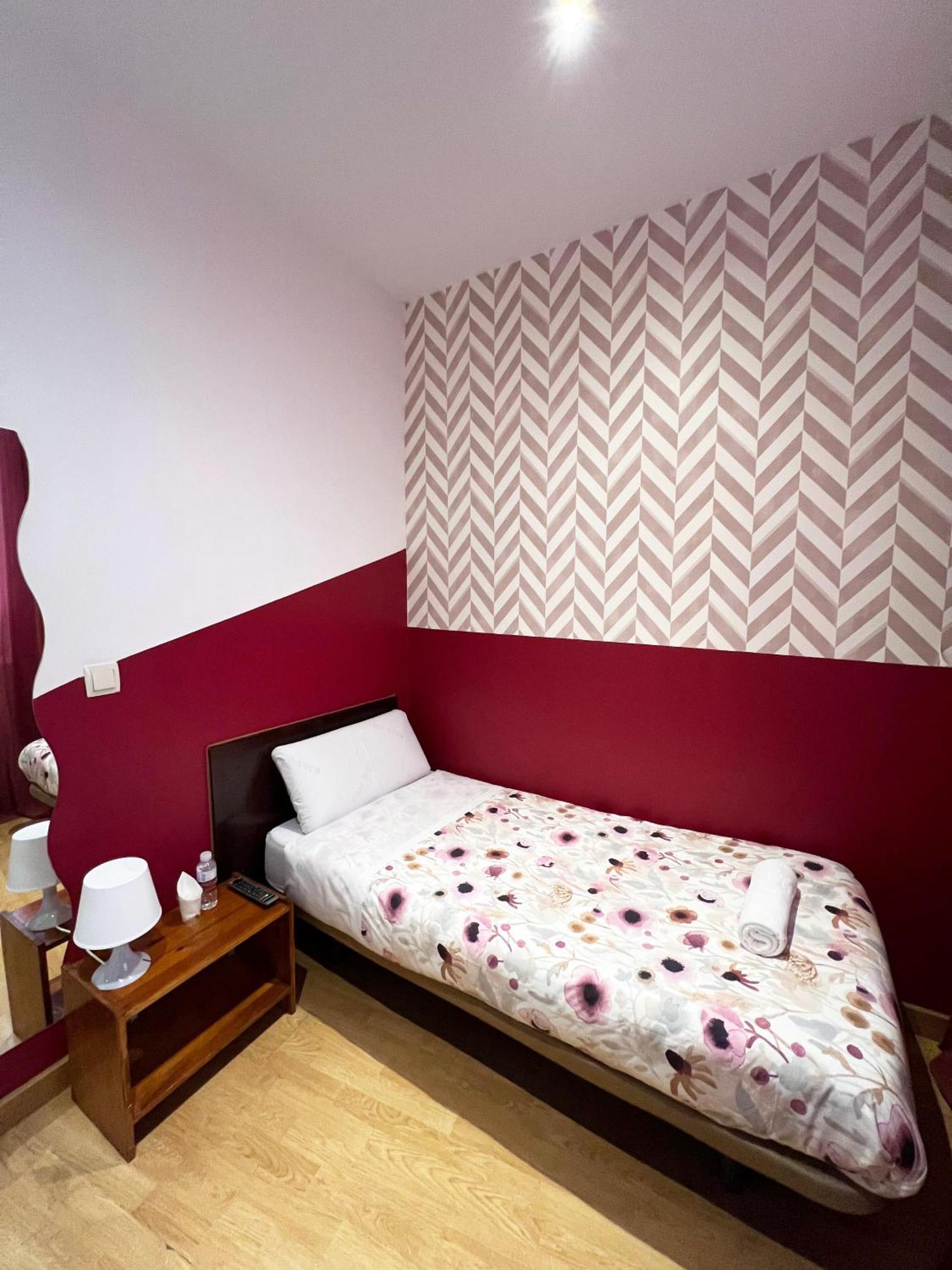 Hostal Abaaly Madrid Exterior photo